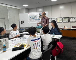 テーマについての説明を聞く様子