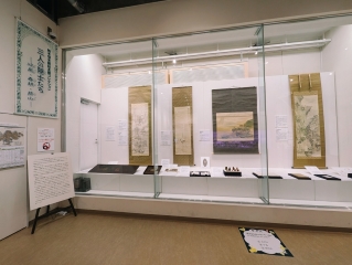 「三人の隠士たち」展示風景