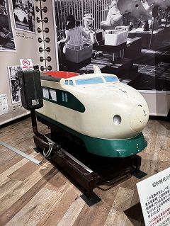 新幹線型電動遊具