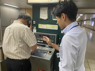 ATM声掛けの様子