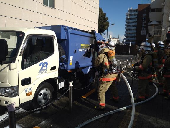 車両火災の消化活動状況