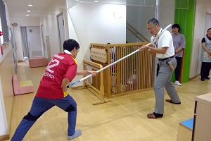 さすまた実践中3