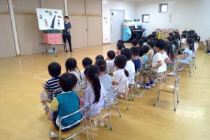 幼児後ろ姿