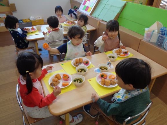 1歳児の食事の様子