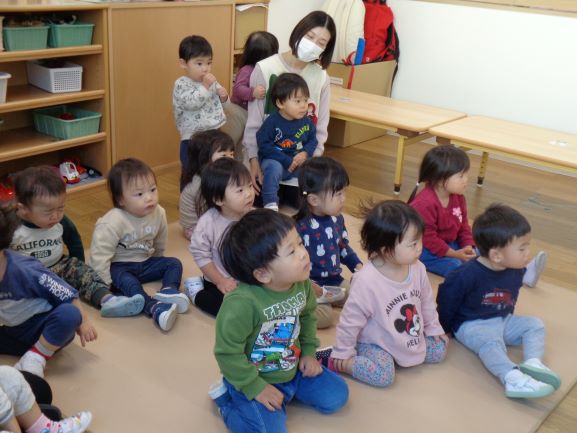 1歳児のハンドベル演奏を聴く様子