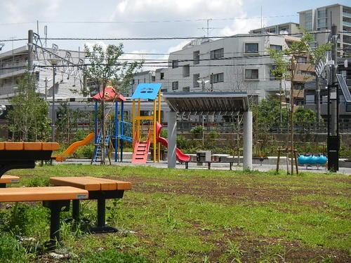 池袋本町電車の見える公園