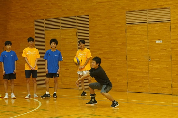 男子バレーレシーブ