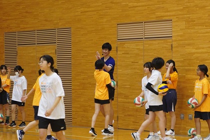 甲斐選手ハイタッチ