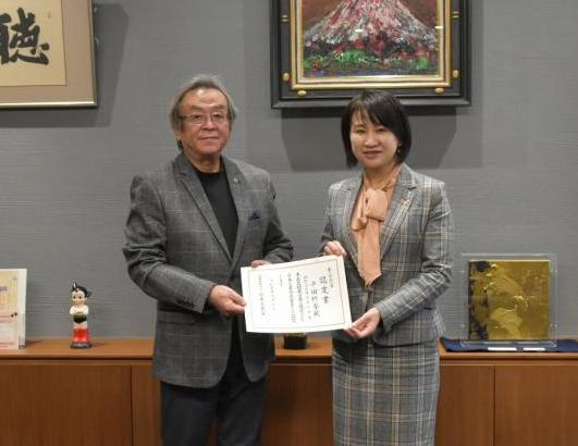 受賞した平田氏と区長【加工後】