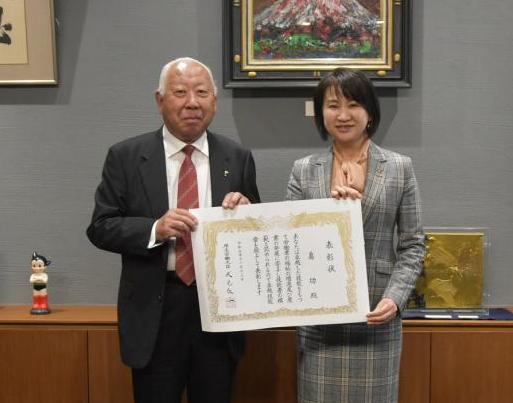 受賞した島氏と区長【加工後】