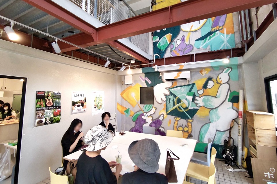 テラコヤカフェ壁に絵の描かれた喫茶スペース