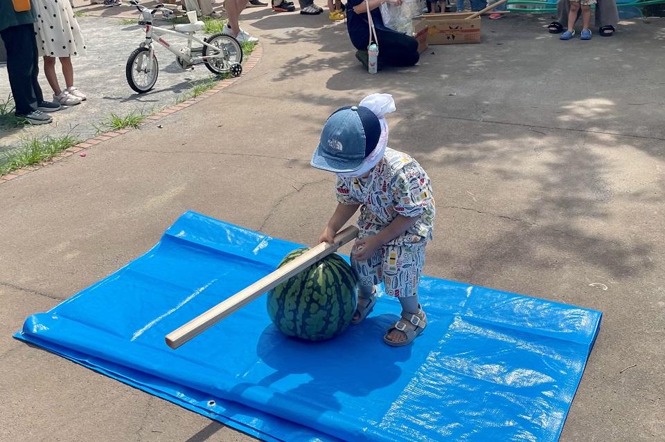 スイカ割をする男の子