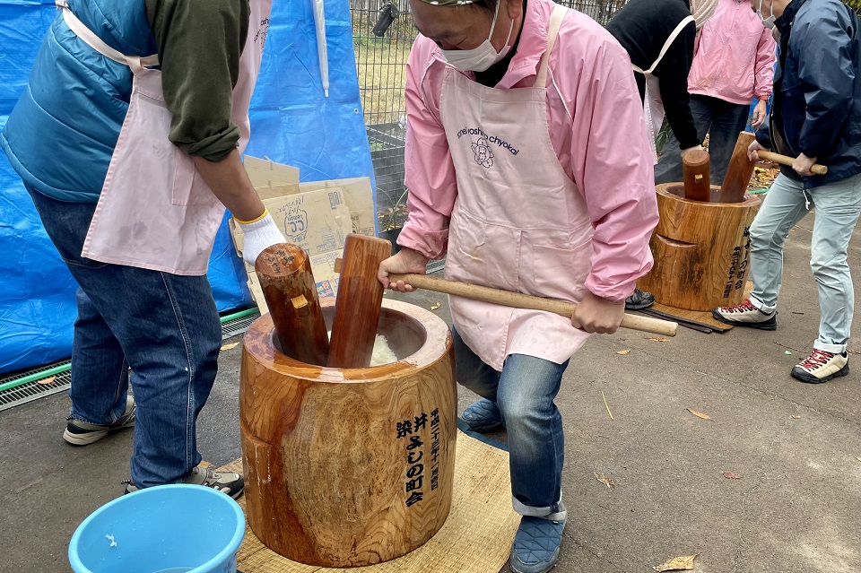 １お餅をつく町会の方