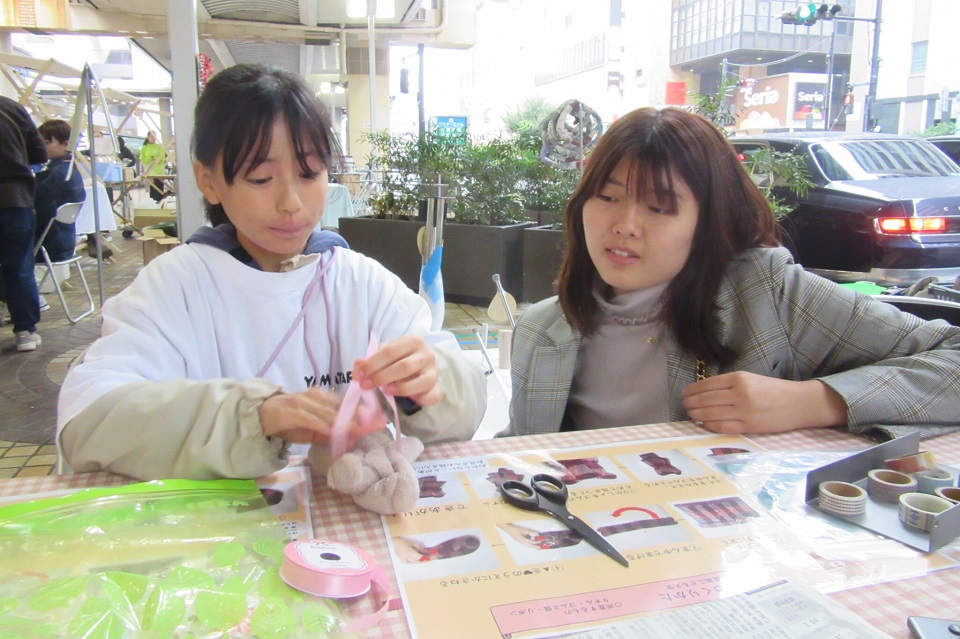 豊島こども大学 タオル熊を作るお子さま２