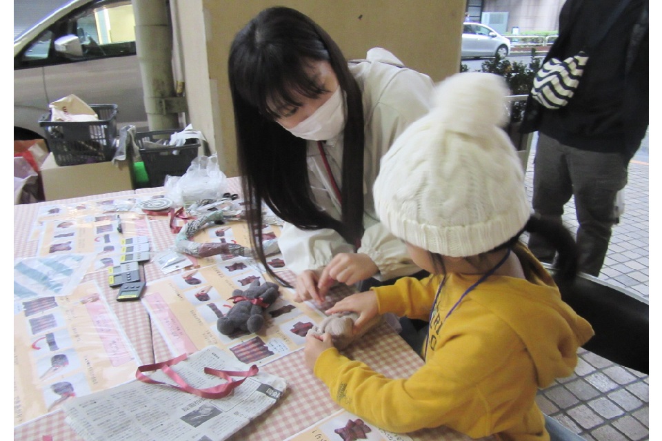 豊島こども大学 タオル熊を作るお子さま３