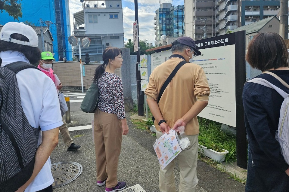 看板とガイドさんとしま案内人駒込巣鴨