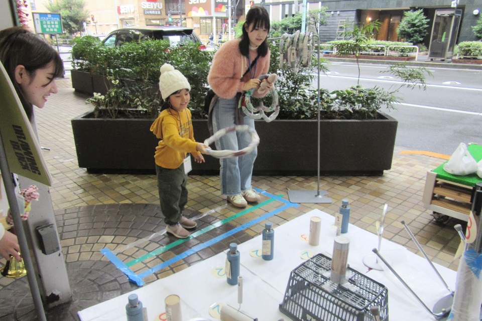 豊島こども大学 わなげをするお子さまと学生