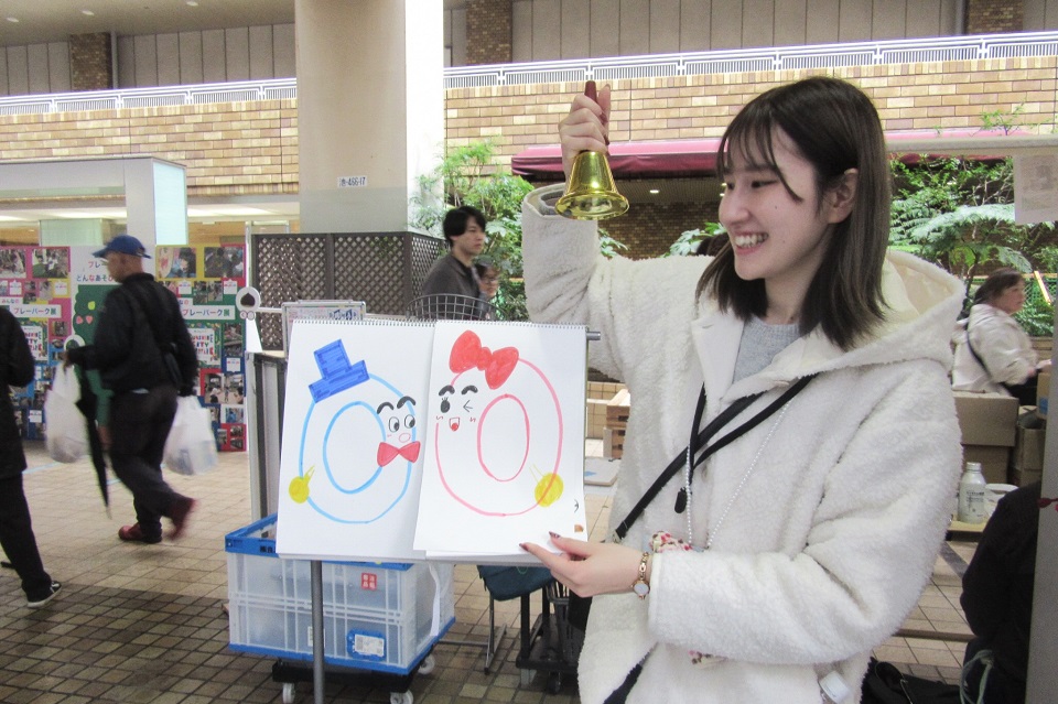 豊島こども大学 輪投げの点数を数える学生