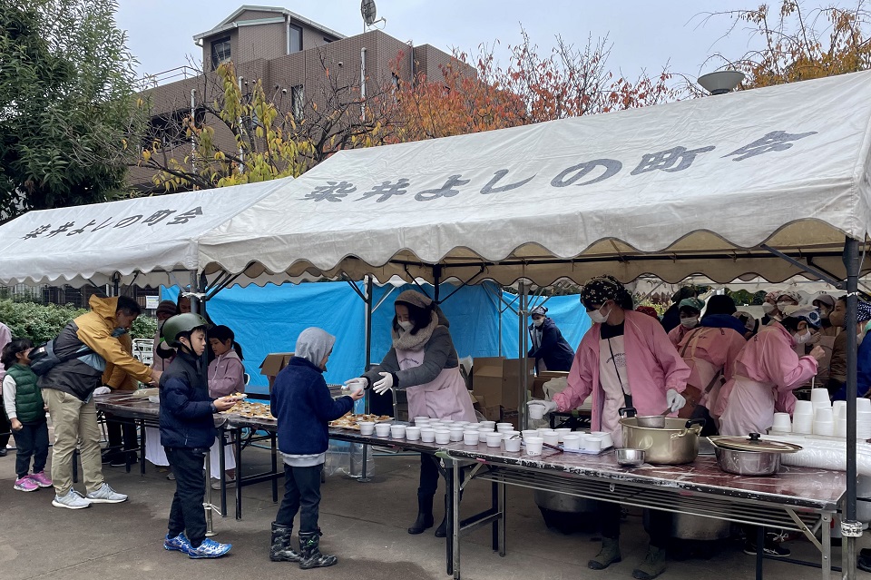 餅に並ぶ子ども達