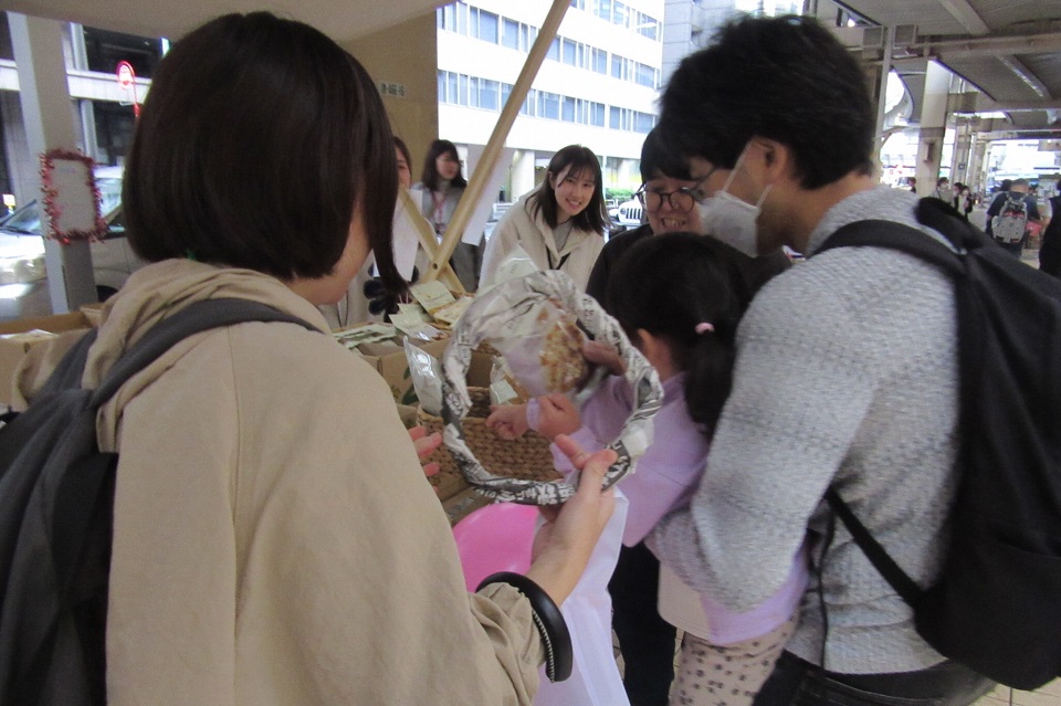 豊島こども大学 お菓子を選ぶお子さま