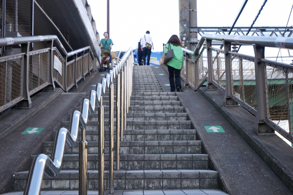 大橋の階段を上る