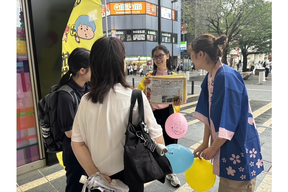 ななまる風船を持ってクイズの説明