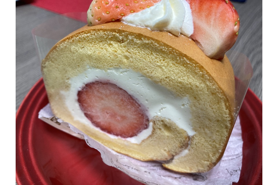ティーティーファクトリー苺のロールケーキ