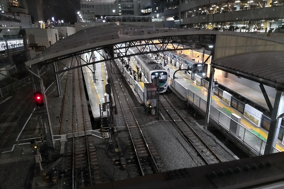 線路と電車 夜