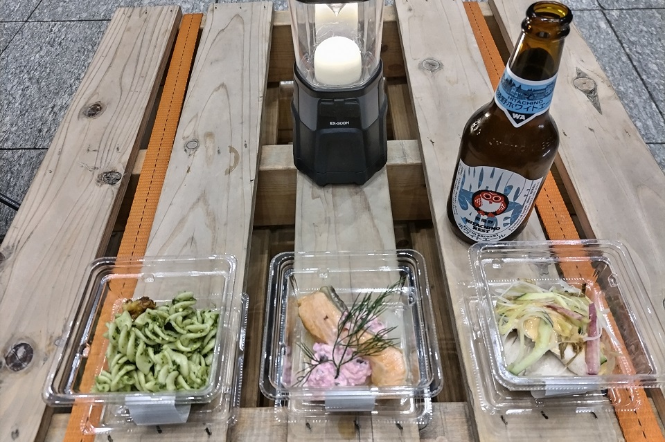 テーブルに並ぶ料理とビール