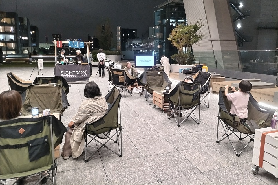 スカイデッキでくつろぐ人々