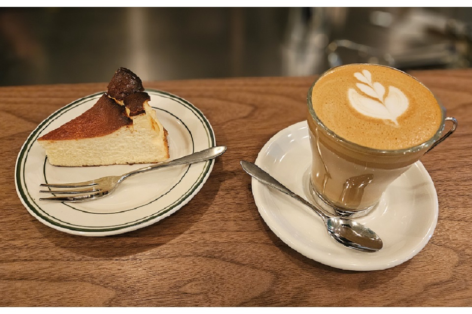 MIKEYCAFFEEラテとチーズケーキ